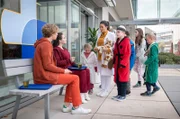 Arzu Ritter (Arzu Bazman, r. mit Kinderkomparsen) unterbricht Fiete (Adrian R. Gössel, l.) und Jasmin (Leslie-Vanessa Lill, 2.v.l.) bei der Mittagspause. Fiete ist auf der Kinderstation eingeteilt.