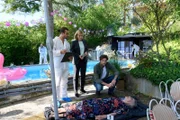 Wer hat die Opernsängerin Olga Bechtle (Komparsin) nach ihrer Party im Pool ermordet? Rechtsmediziner Dr. Benedikt Förster (Florian Wünsche, l.) und die Spurensicherer (Mike Zaka Sommerfeldt) liefern erste Erkenntnisse an die Kommissare Martina Seiffert (Astrid M. Fünderich, M.) und Jo Stoll (Peter Ketnath, r.), die im Zuge ihrer weiteren Ermittlungen auf ein umstrittenes Immobilienrenten-Modell stoßen.