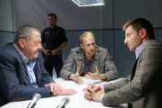 Die Kommissare Hofer (Joseph Hannesschläger, l.) und Hansen (Igor Jeftic, r.) vernehmen Kilian Zimmermann (Maik Rogge, M.), den angeblichen Sohn des Opfers.