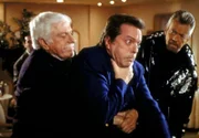 Mark (Dick van Dyke, l.) bewahrt den Schauspieler Jerry Lane (Ian Ogilvy, M.) durch sein schnelles Eingreifen vor dem Ersticken.