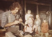Vergeblich bemüht sich Charles (Michael Landon, l.), die Stiefel seiner drei Töchter zu flicken. Caroline (Karen Grassle, M.) überlegt angestrengt, woher sie das Geld für neue Schuhe nehmen soll.