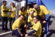 Nach dem schweren Unfall des Busses, mit dem das Cobra-Team einen Betriebsausflug unternommen hat, rätseln die Insassen und der Fahrer über die Ursache des Bremsversagens. (v.li. Rene Steinke, Carina Wiese, Erdogan Atalay, Charlotte Schwab, Gottfried Vollmer, Jockel Tschiersch, Dietmar Huhn
