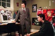 Detective Goren (Vincent D'Onofrio, l.) lässt nicht locker: Weiß Charlien Rasmussen (Gabriel Millman), warum seine Lehrerin sterben musste?