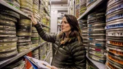 Lisa Gadenstätter steht im Filmrollen Lager des Filmarchivs in Laxenburg und stöbert durch uraltes Material.