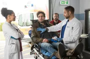Dr. Matteo Moreau (Mike Adler, r.) und Vivienne Kling (Jane Chirwa, l.) kümmern sich um Lukas Rauber (Pascal Houdus, M.). Die drei kennen sich seit Jahren, denn Lukas war Vivis erster Freund.