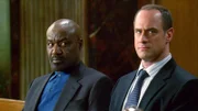 Det. Moran (Delroy Lindo, li.) und Det. Stabler (Christopher Meloni, re.) beobachten die Verhandlung...