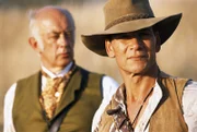 Nicht nur die unberechenbare Natur macht Captain Good (Roy Marsden, l.) und Allan Quatermain (Patrick Swayze) zu schaffen, sondern auch eine Gruppe Gangster, die sich an ihre Fersen geheftet hat.