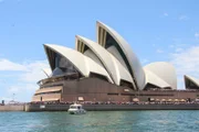 Das Opernhaus von Sydney mit einem maritimen Schiff im Vordergrund.