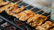 Spieße mit gegrilltem Hühnchen-Satay sind ein beliebter Streetfood-Snack in Chiang Mai.