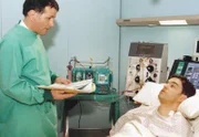 Dr. Heilmann (Thomas Rühmann, rechts) ist sich nicht sicher, ob der beste Freund des Patienten Tom Mühlbach (Oliver Boysen) der richtige Spender ist.