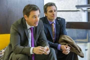 Muss sich Danni zwischen Olli (Jan Sosniok, l.) und August (René Steinke, r.) entscheiden?