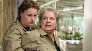Mel (Sigrid M. Schnückel, li.) hält Uschi (Barbara Freier) auf, die in die Gärtnerei geeilt ist, um Ruth zu retten.
