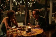 Nach einem harten Arbeitstag gönnen sich Megan (Diane Farr, l.) und Larry (Petr MacNicol, r.) ein gemütliches Abendessen ...