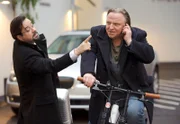 ARD/WDR TATORT, "Herrenabend", Buch Magnus Vattrodt, Regie Matthias Tiefenbacher. Auf dem Fahrrad telefonieren ist eigentlich verboten, aber wenn einem der eifrige Prof. Boerne (Jan Josef Liefers, l) auf den Fersen ist, übertritt Kommissar Frank Thiel (Axel Prahl, r) auch schon mal das Gesetz.
