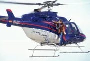 Tom (Rene Steinke) steht auf der Helicopterkufe und lässt Treibstoff auf den Kunsttransporter ab, um ihn zum Halten zu zwingen...