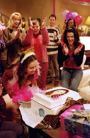Sookie (Melissa McCarthy, hinten 2.v.l.) und Lorelai (Lauren Graham, r.) planen eine schöne Geburtstagsparty für Rory (Alexis Bledel, vorne l.), zu der auch wirklich Rorys Freunde eingeladen werden. Wird es Rory gelingen einen Weg zu finden, zu dieser Party zu gehen, ohne damit ihre Großeltern zu kränken?