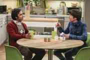 Zieht Howard (Simon Helberg, r.) seinen besten Kumpel Raj (Kunal Nayyar, l.) in die Diskussion mit hinein, ob er oder Bernadette die Arbeit aufgeben und bei den Kindern bleiben soll?