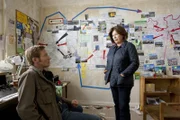 Overbeck (Roland Jankowsky) und Springer (Rita Russek) ermitteln in der Wohnung des Ermordeten.