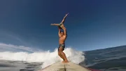 Dabei handelt es sich um Tandemsurfen, bei dem zwei Personen auf demselben Brett auf einer Welle reiten und dabei akrobatische Bewegungen ausführen.