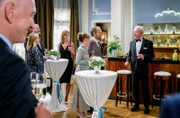 Werner (Dirk Galuba, r., mit Timo Ben Schöfer, M. und Isabell Stern, l.) eröffnet stolz das neue Casino vom Fürstenhof.