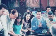 Im Spiel läuft es für Monica (Courteney Cox, Mi.) und Chandler (Matthew Perry, 2.v.re.) hervorragend.