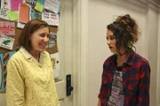 Sue (Eden Sher, l.); Holly (Lyndon Smith, r.)