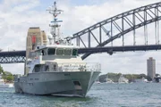 Polizeiboot "Nemesis" unter der Sydney Harbour Bridge.
