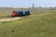 Ein Müllzug auf dem Rückweg vom Fähranleger. Auf der autofreien Insel Wangerooge wird alles, auch der Müll, mit dem Zug transportiert.