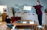 Rebecca (Milena Straube, l.) und Julia (Mirka Pigulla, r.) sprechen über ihre gemeinsame Patientin, während Julia eine Glühbirne wechselt.