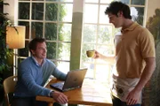 Während Susan kreativ wird, um Mike finanziell unter die Arme zu greifen trifft Patrick Logan (John Barrowman, l.) auf Danny (Beau Mirchoff, r.) ...