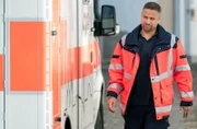 Dr. Moreau (Mike Adler) ist als Notarzt im Einsatz.