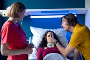 Louisa (Llewellyn Reichman, l.) glaubt, die Wachkompatientin Sarah Belz (Damineh Hojat, M.) hätte Blickkontakt mit ihr gehalten. Lucas (Nils Brunkhorst, r.) will das überprüfen