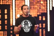 In der neuen Show "Big Blöff" muss Bülent Ceylan entscheiden, ob seine Gegner blöffen oder die Wahrheit sagen. Für jede richtige Entscheidung fließt Geld in den Pott seines Teams ...