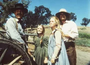 Lansford Ingalls (Arthur Hill, l.) wird von Laura (Melissa Gilbert, 2.v.l.), Mary (Melissa Sue Anderson) und Charles (Michael Landon, r.) sehr herzlich empfangen.