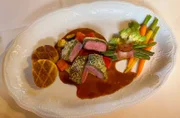 Gasthaus Weißes Lamm: Lammrücken auf Ratatouille mit Kartoffelplätzchen.