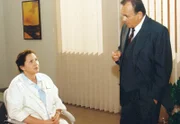 Ein schwerer Schritt: Die Urlaubsvertretung von Oberschwester Ingrid, Ruth Faust (Eva Maria Bayerwaltes), muss sich gegenüber Prof. Simoni (Dieter Bellmann) einen groben Fehler eingestehen.