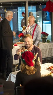 Nach erfolgreich abgeschlossenem Fall kann die Weihnachtsfeier des Teams endlich beginnen.