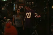 In den Tagen vor Weihnachten hat Robin (Cobie Smulders, l.) heftiges Heimweh nach Kanada. Um dieses zu lindern, nimmt Marshall (Jason Segel, r.) sie mit in "seine" Bar, die er immer aufsucht, wenn er Heimweh nach Minnesota hat. Robin ist begeistert ...