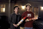 Malcolm (Frankie Muniz, l.) und Reese (Justin Berfield) reißen sich versteckte Feuerwerkskörper unter den Nagel.