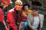 SENDER: ARD - SENDETITEL: Der Ranger – Paradies Heimat: Vaterliebe (2) - UNTERTITEL:  - CAPTION:  ARD/MDR DER RANGER – PARADIES HEIMAT: VATERLIEBE (2), am Freitag um 20:15 Uhr im ERSTEN..Nach ihrer Befreiung aus dem Stollen eines Bergwerks kommt Jonas (Philipp Danne) wieder zu sich. Emilia (Liza Tzschirner) ist bei ihm.