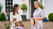 Hannah Murphy (Cheryl Shepard, r.) unterstützt ihre Pflegetochter Mia Barlow (Leni Adams, l.) auf ihrem Weg zur Nachfolgerin des Museumsdirektors.