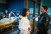 Jasmin (Gerit Kling) kann Mattes (Matthias Schloo) derzeit nicht die Antwort geben, die er gerne hören möchte. Es ist noch nicht klar, ob der kleine Florian (Curt Maria Buchholzer, hinten liegend) seine Schussverletzung überleben wird.