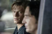 MacGyver (Lucas Till, l.), Murdoc (David Dastmalchian, r.)