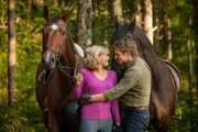 Eva überrascht Per mit einer Lösung für den Wald. v.l.: Gesine Cukrowski (Rolle: Eva), Thure Riefenstein (Rolle: Per Hertfort)