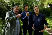 Polizist Mohr (Max Müller, r.) zeigt den Kommissaren Hofer (Joseph Hannesschläger, l.) und Hansen (Igor Jeftic, M.), von wo aus Herr König erschossen wurde.