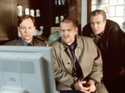 WDR Fernsehen TATORT, "Trittbrettfahrer", Fernsehfilm, Deutschland 2000. Die Brauerei wird erneut erpresst - diesmal per E-mail. Paul Belcher (Rainer Will,l), Max Ballauf (Klaus J. Behrendt, r) und Freddy Schenk (Dietmar Bär, Mitte) glauben an einen Trittbrettfahrer.