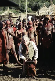 Der Archäologe Dr. Samuel Maitland (John Standing) ist auf der Suche nach dem sagenhaften Schatz des König Salomon. Er geriet in die Hände eines gewalttätigen Eingeborenenstammes.