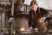 Kunstschmied Heinz Sohler bei der Arbeit