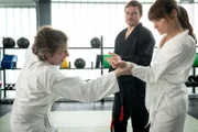 American Kenpo Trainer Boris (Anton Pampushnyy, M.) kontrolliert die richtige Ausführung der Griffabfolge bei seinen Schülern Alex Holtkamp (Ina Paule Klink, r.) und Ekki Talkötter (Oliver Korittke, l.).