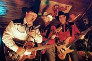 Harkan Ertas (Aykut Kayacik, l.) liebt seinen Vater und Countrymusik über alles. Der Vater hingegen liebt seinen Sohn, findet Countrymusik aber verwerflich und verbietet seinem Sohn einen Auftritt mit seiner Band. Die Angelegenheit muss schließlich vor Gericht geklärt werden ...